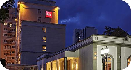 Fachada do Ibis Curitiba Batel